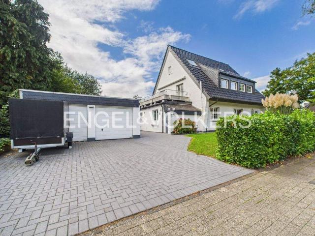 Großzügiges Mehrgenerationenhaus am Krefelder Stadtwald mit viel Platz