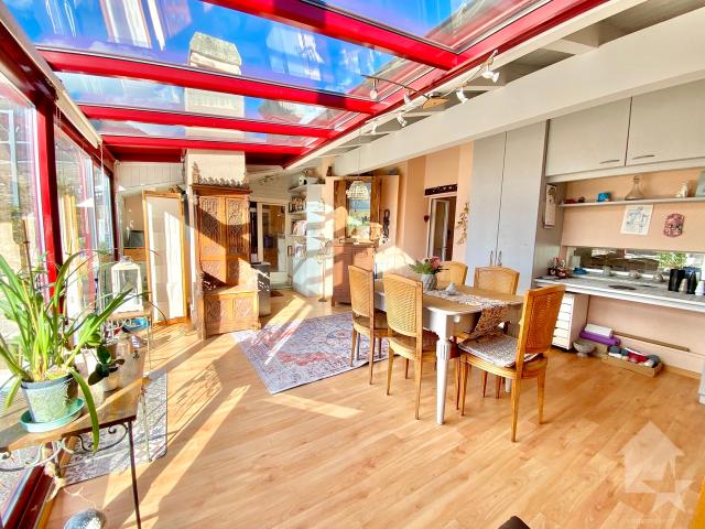 Großzügiges, ruhiges Penthouse, Parkplatz, 105 m² große Terrasse und Ausblick