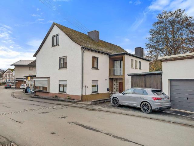 Großzügiges Wohnen in zentraler Lage: 7 Zimmer Wohnung in gepflegtem Einfamilienhaus mit Komfort