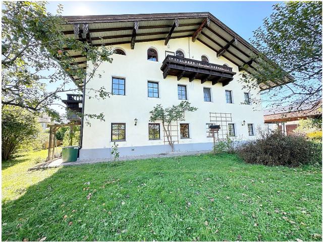 Großzügiges Wohnerlebnis mit Stil charmante Wohnung in ehemaligem Bauernhaus mit zwei Garagen