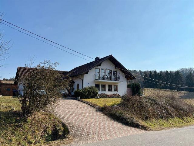 Großzügiges Wohnhaus in naturnaher Lage ! 2 Wohnungen möglich !