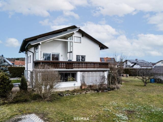 Großzügiges Wohnhaus mit rund 2.200 m² Grundstück und viel Potenzial