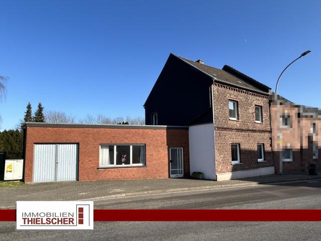 Großzügiges Wohnhaus mit zwei Anbauten und weitläufigem Grundstück