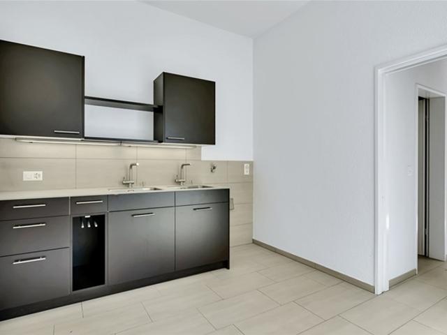 Grosszügiges und helles Büro/Atelier zu vermieten!