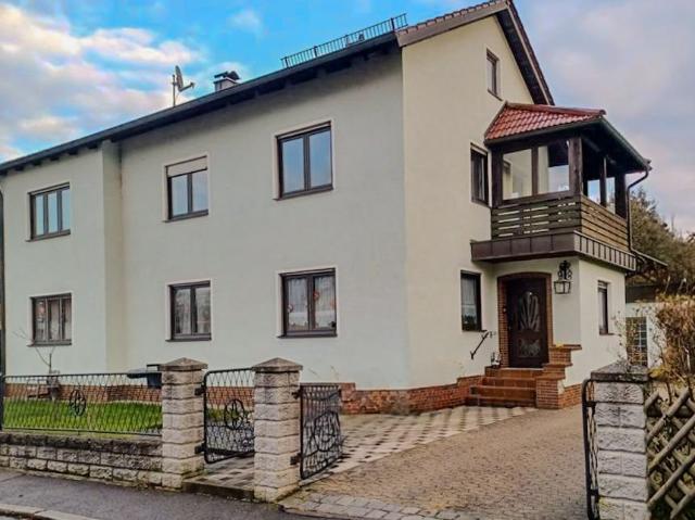 Großzügiges Zweifamilienhaus im Herzen von Teublitz