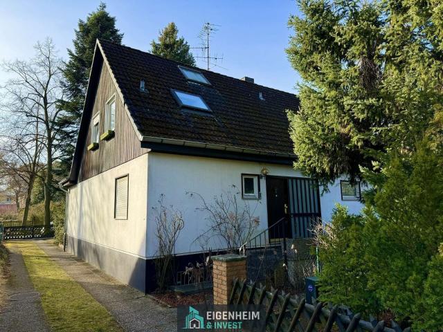 Großzügiges Zweifamilienhaus in direkter Wassernähe mit Potenzial