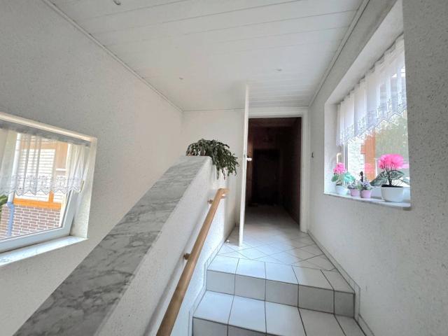 Großzügiges Zweifamilienhaus mit Garage, Werkstatt und Ausbaupotenzial