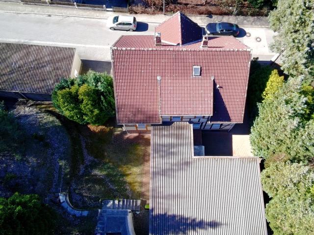 Großzügiges Zweifamilienhaus mit Garage, Werkstatt und Ausbaupotenzial