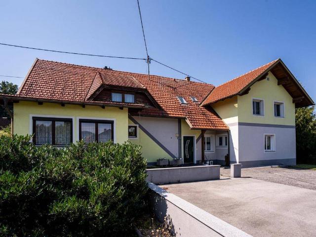 Großzügiges Zweifamilienhaus mit großem Garten in idyllischer Lage