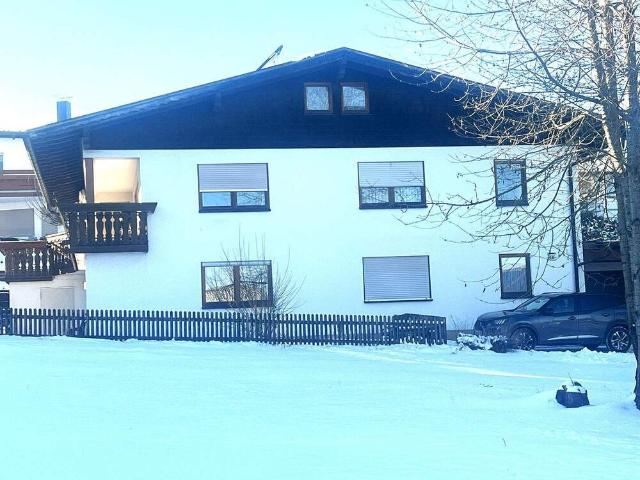 Großzügiges Zweifamilienhaus mit Doppelgarage, Werkstatt & Garten