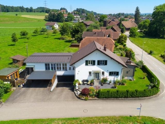 Grosszügiges Zweifamilienhaus mit vielseitigen Nutzungsmöglichkeiten