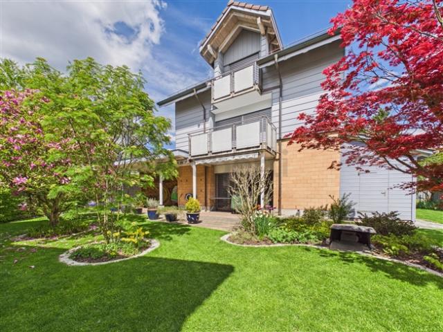 Grosszuegiges 7.5 Zimmer Einfamilienhaus mit Balkon, Seuzach
