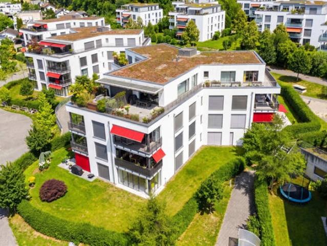 GROSSZÜGIGE 2.5 ZIMMER WOHNUNG MIT WINTERGARTEN