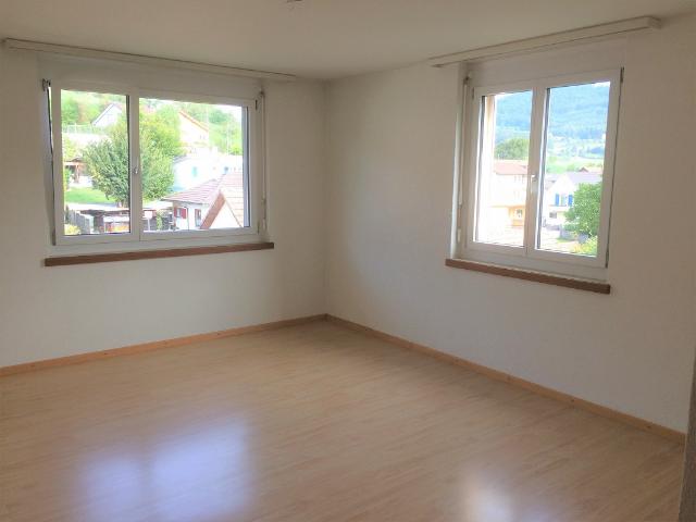 Grosszgige Wohnung mit Balkon