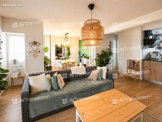 GRATTE CIEL T4 de 64 m²avec 2 Balcons Parking Cave