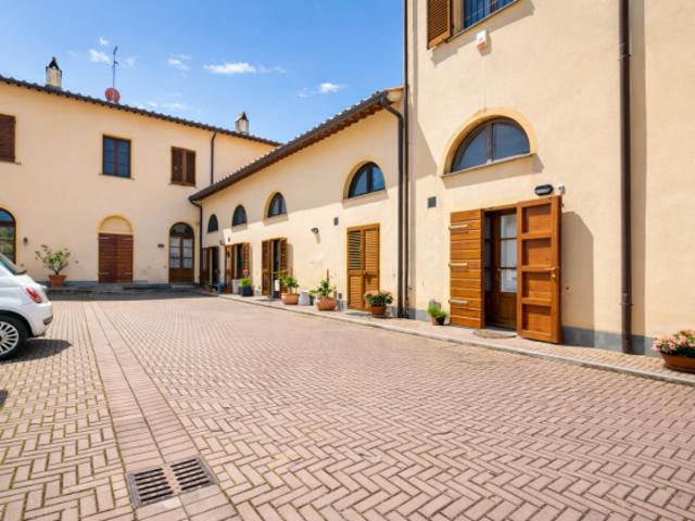 GRAZIOSO TERRATETTO CON CANTINA E POSTO AUTO