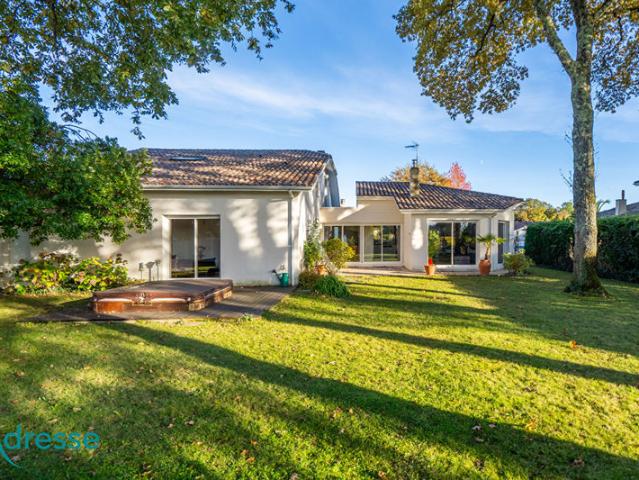 GRADIGNAN Très belle maison d'architecte avec magnifique jardin et garage