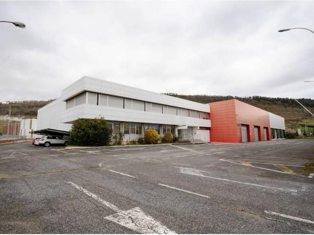 Gran Nave Comercial/Industrial en Alquiler en Polígono Iturrondo