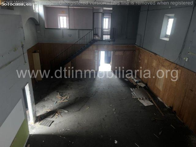 GRAN NAVE EN EL PUEBLO