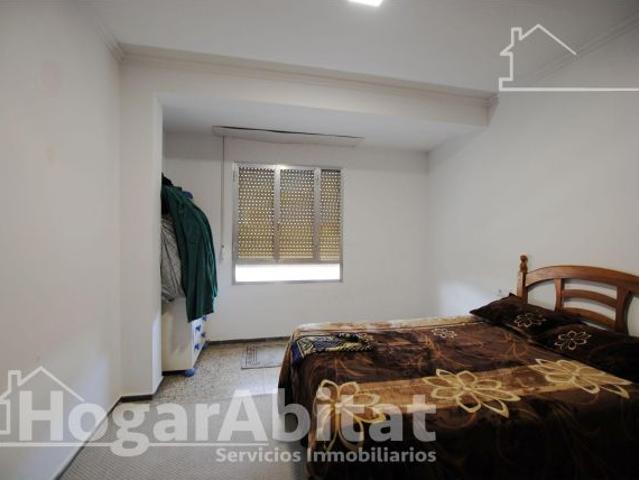 ¡GRAN OPORTUNIDAD! MUY AMPLIO DE 4 DORMITORIOS, CON BALCÓN JUNTO AV BENIOPA