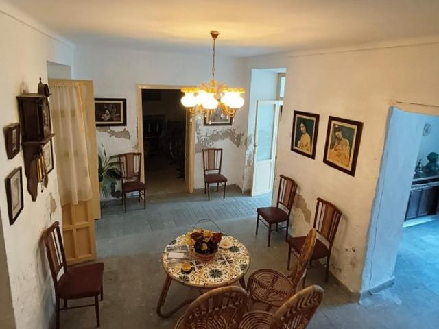 Gran oportunidad, casa de pueblo en el centro del Saucejo!