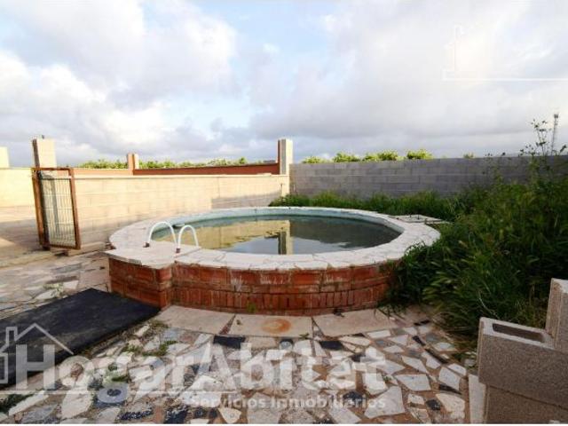 ¡GRAN OPORTUNIDAD! CHALET RÚSTICO CON PISCINA, GARAJE, BARBACOA Y TERRAZA