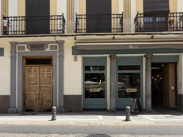 GRAN OPORTUNIDAD DE NEGOCIO: Traspaso de Restaurante con Gran Terraza en Plaza de Fortuny, Granada