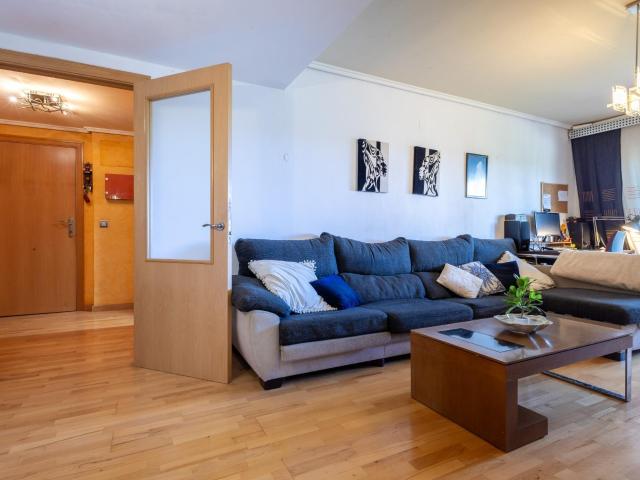 ¡GRAN OPORTUNIDAD DE INVERSIÓN Encantador piso con terraza en la prestigiosa Urbanización La Reva Ribarroja del Turia