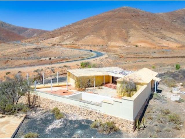 ¡GRAN OPORTUNIDAD DE REFORMA EN FUERTEVENTURA! VILLA PARA REFORMAR CON 15.000M 2 DE TERRENO