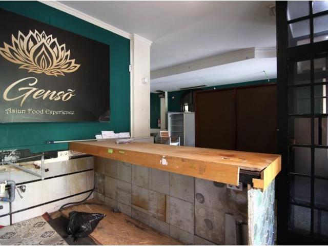 ¡Gran oportunidad de restauración en Sabadell! Espectacular local esquinero con salida de humos y pa