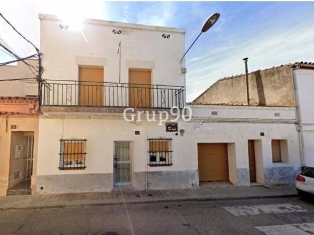 ¡Gran oportunidad en Magraners – Casa con espacio extra y muchas posibilidades!