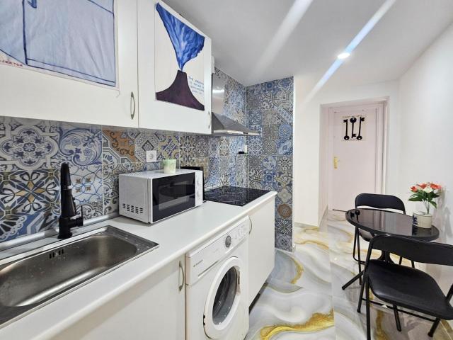 ¡Gran oportunidad en el centro de Madrid! Vivienda amplia de 9 dormitorios en Tirso de Molina, ideal para negocio de habitaciones o gran familia