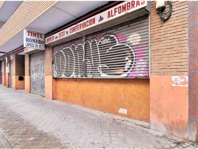 Gran oportunidad en Puente de Vallecas: Amplio local comercial, a pie de calle con 95 M2, y amplio potencial para cambio