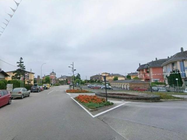 Gran oportunidad en Ribadeo: Amplia vivienda con garaje para finalizar a su gusto