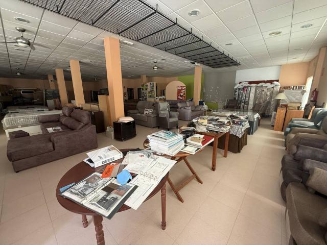 ✨ ¡GRAN OPORTUNIDAD! LOCAL COMERCIAL DE 371 m² EN ESQUINA EN TALAVERA LA REAL – 225.000 € ✨