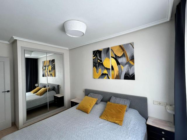 GRAN ÁTICO EN TORREVIEJA CENTRO: 2 HAB, 1 BAÑO
