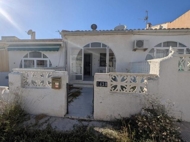 GRAN BUNGALOW PLANTA BAJA EN TORREVIEJA: 1 HAB, 1 BAÑO