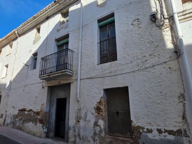 Gran casa con carácter para rehabilitar en el centro de El Perelló, a 6 km del mar