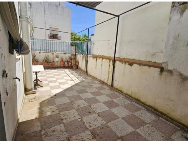 ?✨ ¡Gran casa con cochera cerrada y local, llena de posibilidades!