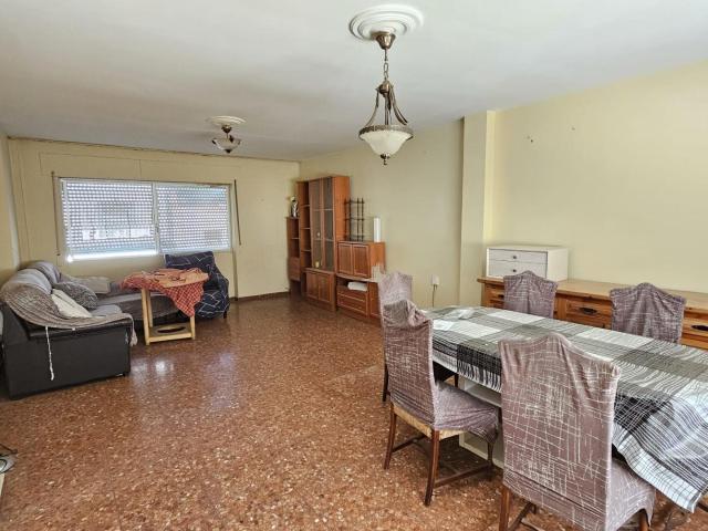 ¡Gran casa con cochera cerrada, llena de posibilidades!