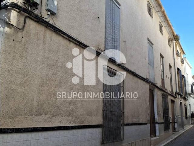 GRAN CASA, CON GRANDISIMO PATIO PARA REFORMAR