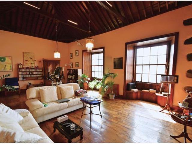 Gran Casa Canaria en el Centro de La Laguna con Garaje Doble