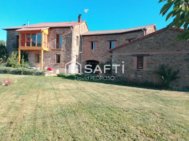 Gran casa de piedra