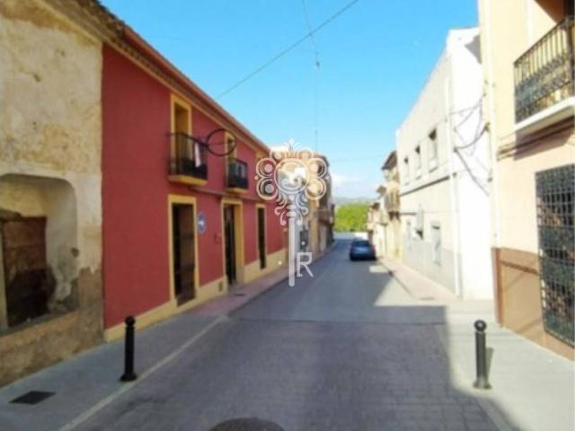 Gran Casa de Pueblo con Infinitas Posibilidades en Salinas Alicante