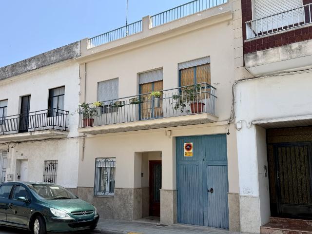 Gran casa de pueblo con jardín y garaje en el centro de Pego 268m² Pego