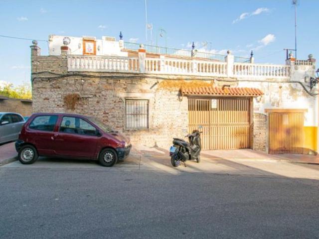 Gran casa de pueblo en el corazón de Tomares!