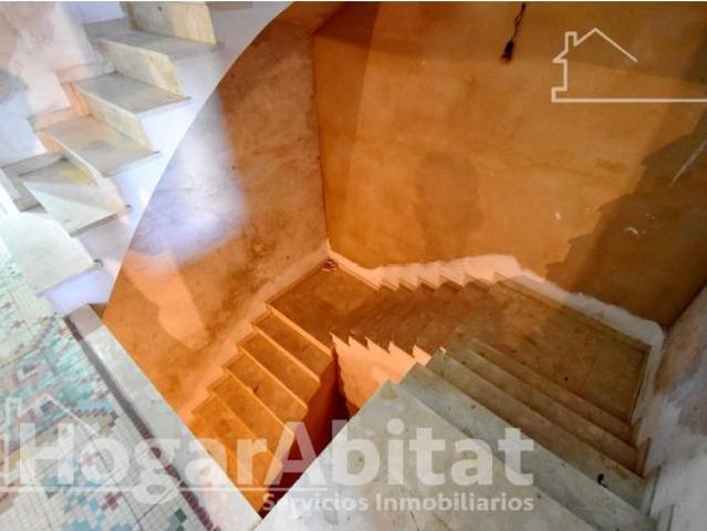 GRAN CASA DE PUEBLO ESQUINERA CON TRASTERO Y TERRAZA