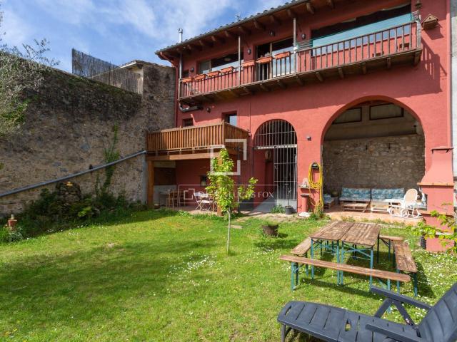 Gran casa de pueblo situada en el casco antiguo de una peque. 690m² Sant Esteve d'En Bas
