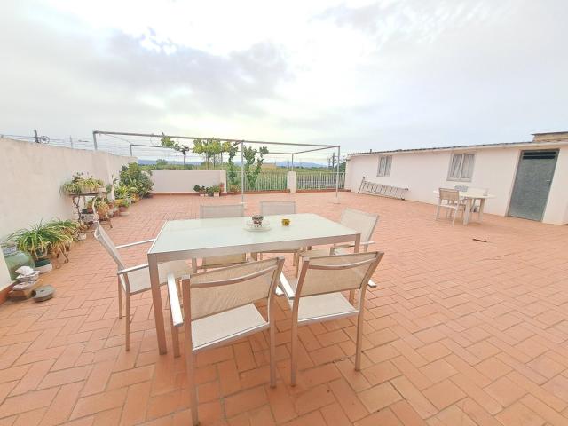 ¡Gran casa en Carcaixent, con terraza, jardín y garaje para 10 coches!