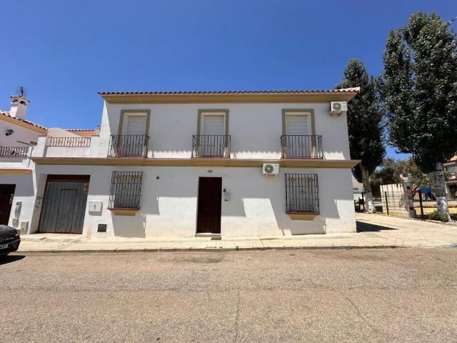 Gran casa en El Pedroso, junto Polideportivo y piscina Municipal!